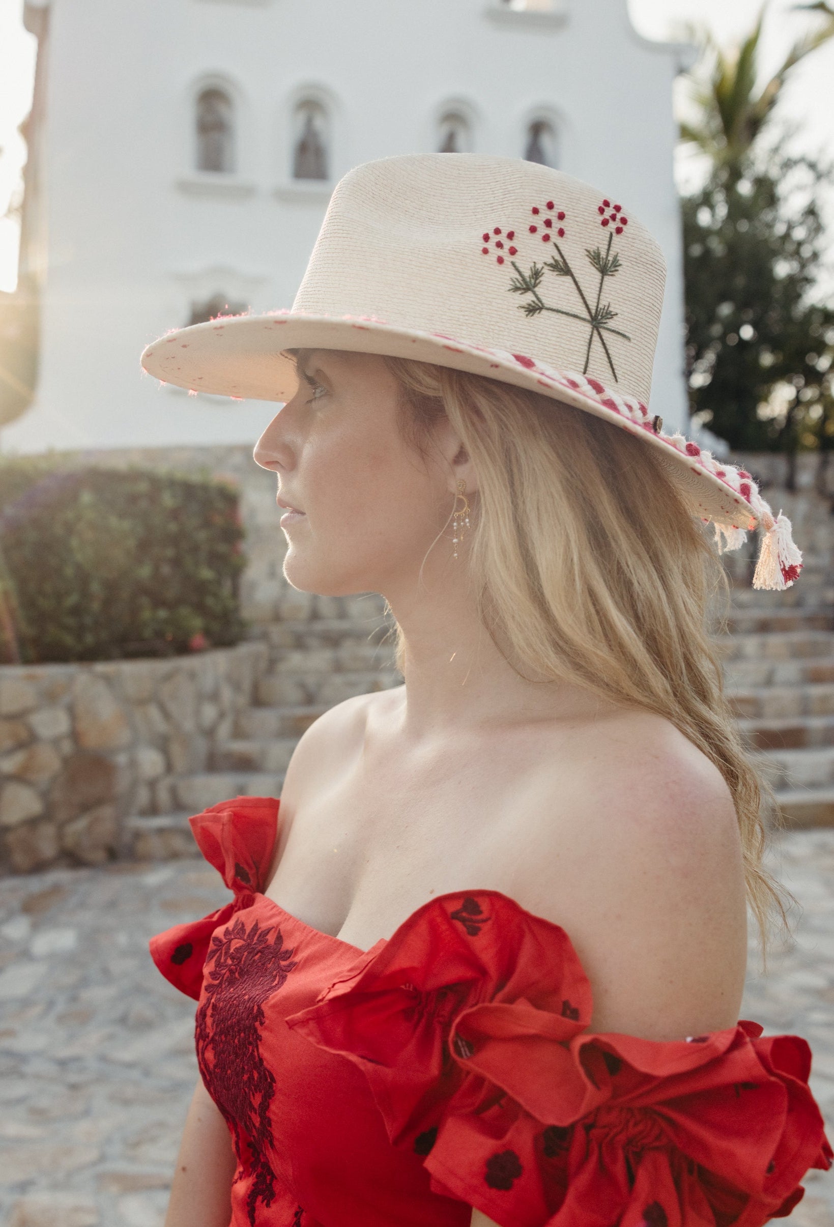 red dress and white bonnet Around the world, women have donned the iconic red robes and white bonnets of Margaret Attwood's Handmaid's Tale as a striking symbol of resistance against the crackdown on women's rights. From reproductive