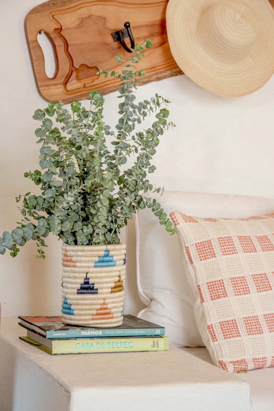 Versatile tabletop basket in vibrant colors: Navy Blue, Cielo Blue, Salmon Pink, Olive Green, and Natural. Measuring 15 x 20 cm (6 x 8 inches), this basket is crafted from 100% natural un-dyed and dyed fique from Colombia. Perfect for use as countertop decor, an utensil holder, or a vase. Handmade by an artisan cooperative in Guacamayas, Boyacá, Colombia, showcasing the bright colors inspired by the Caribbean