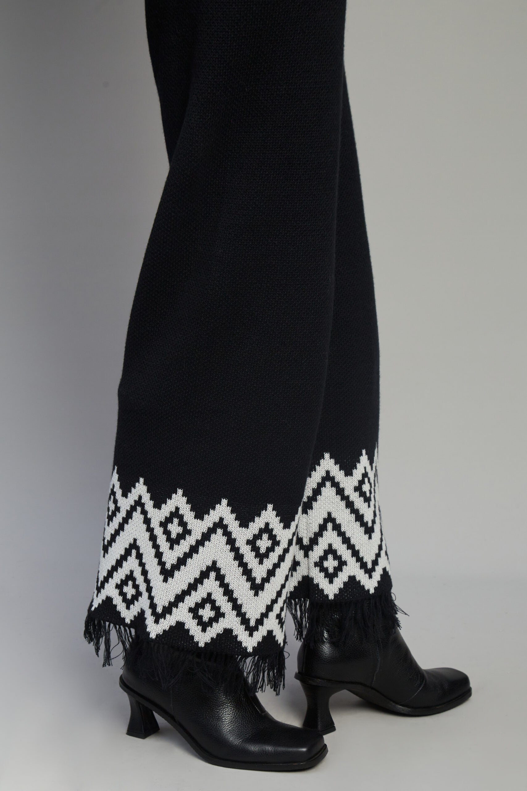 Sierra black pants by MUNA